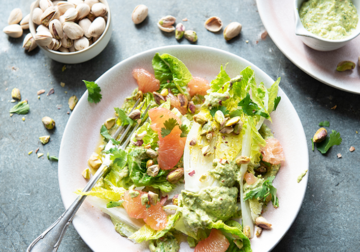 Coeurs de laitue grillés avec vinaigrette à la pistache