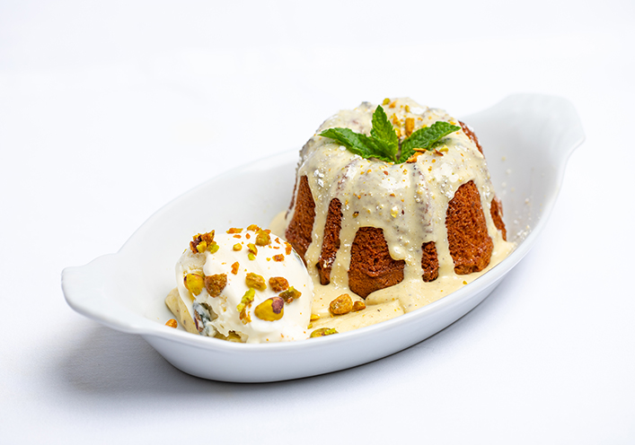 Gâteau à l'huile d'olive et aux pistaches avec glace au chocolat blanc et pistaches