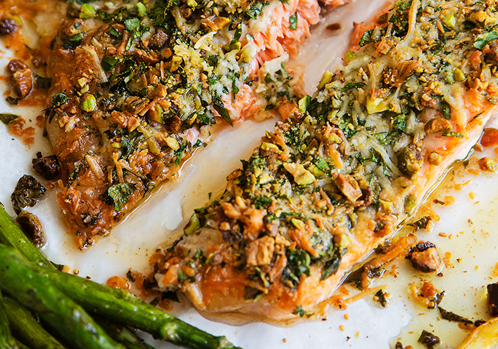 SAUMON EN CROÛTE DE PISTACHES ET PARMESAN