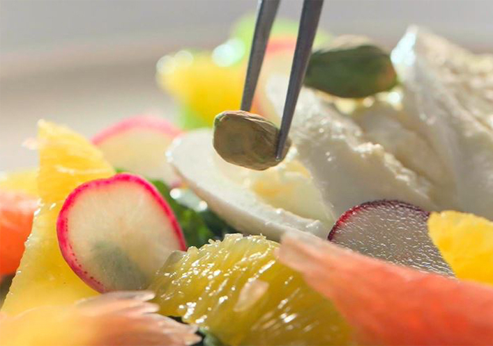 Salade de burrata, d'agrumes et de pistaches