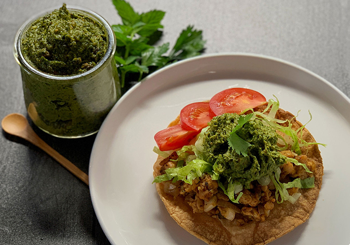 TOAST AU TEMPEH AVEC CHIMICHURRI À LA PISTACHE