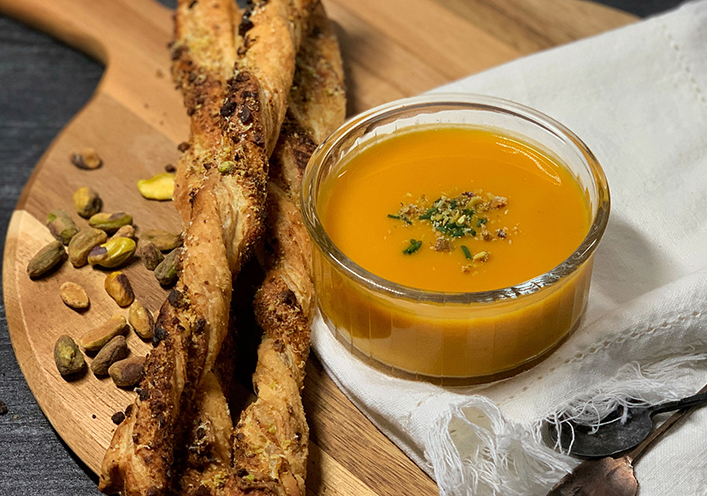 SOUPE DE CITROUILLE FUMÉE AUX PISTACHES ET PARMESAN