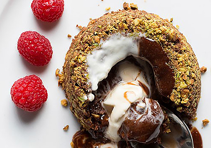 L'OBSESSION DES AMOUREUX DU CHOCOLAT - GÂTEAU FONDU AVEC UNE CROÛTE À LA PISTACHE AMÉRICAINE