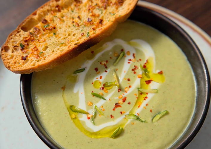 Soupe de brocoli et pistaches