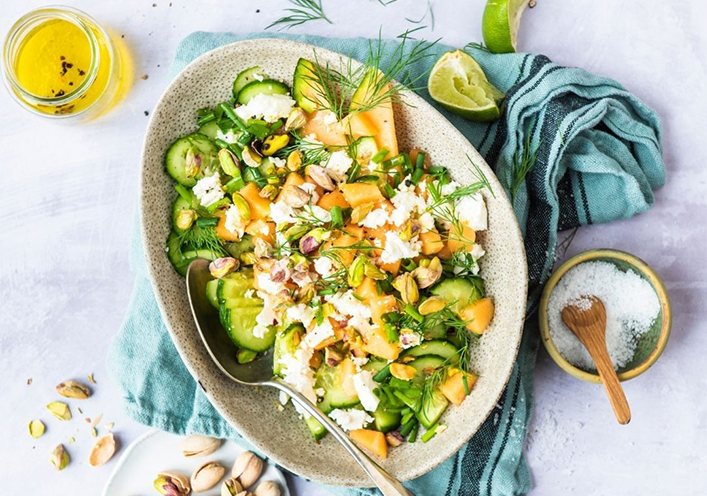 SALADE DE CONCOMBRE ET DE MELON D'ÉTÉ AVEC DES PISTACHES GRILLÉES ET DE LA FETA