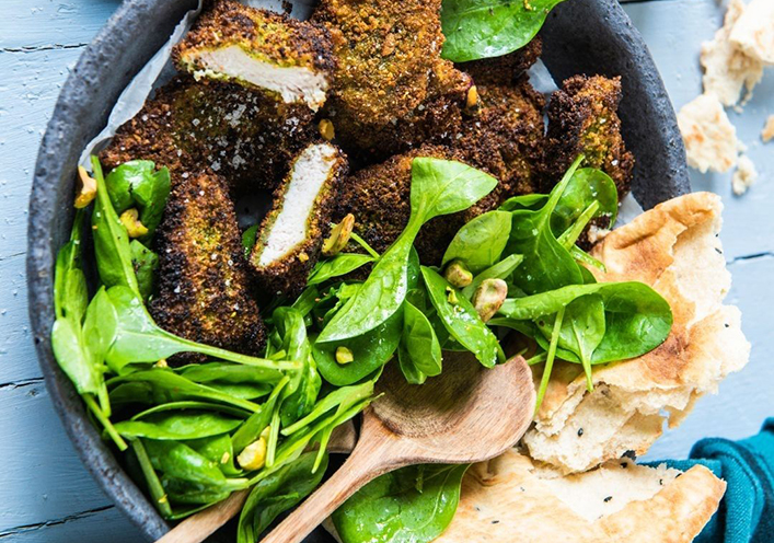BLANC DE POULET AUX ÉPINARDS ET CROÛTE DE PISTACHES