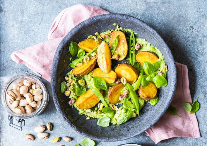 POMMES DE TERRE CROUSTILLANTES À LA CRÈME DE PISTACHE ET AUX PETITS POIS
