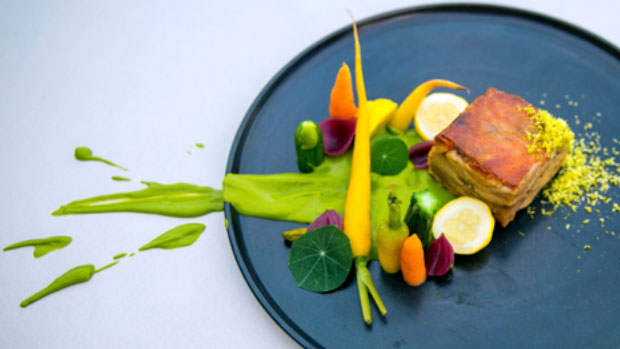 Cochon de lait rôti au mole de pistaches et aux légumes marinés 