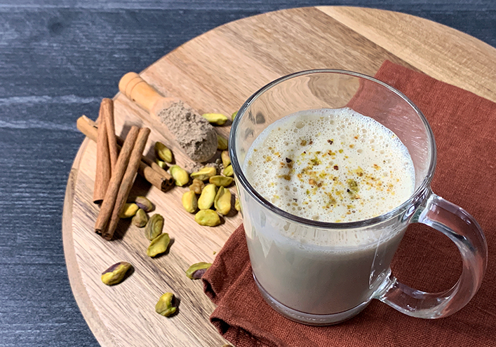LAIT CHAI AUX ÉPICES ET À LA PISTACHE CHAI LATTE