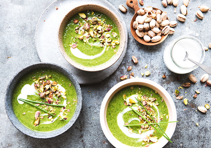 Soupe détox au brocoli et au curcuma