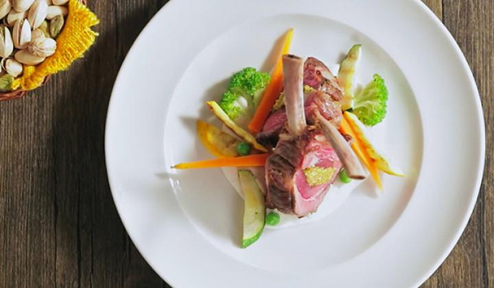 Carré d'agneau rôti farci aux pistaches