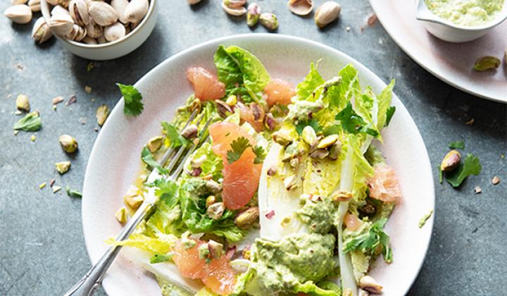 Coeurs de laitue grillés avec vinaigrette à la pistache