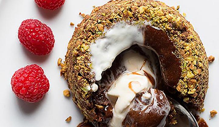 L'OBSESSION DES AMOUREUX DU CHOCOLAT - GÂTEAU FONDU AVEC UNE CROÛTE À LA PISTACHE AMÉRICAINE