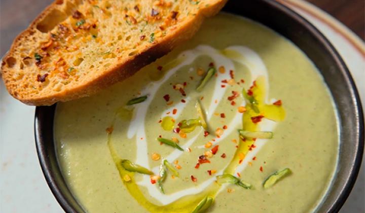 Soupe de brocoli et pistaches