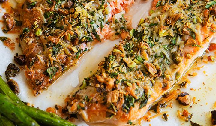 SAUMON EN CROÛTE DE PISTACHES ET PARMESAN
