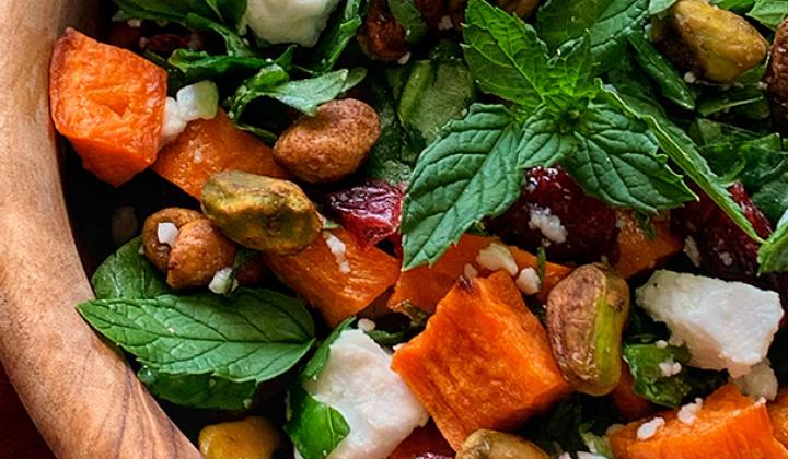 SALADE DE PATATE DOUCE, MYRTILLES ET FETA AUX PISTACHES
