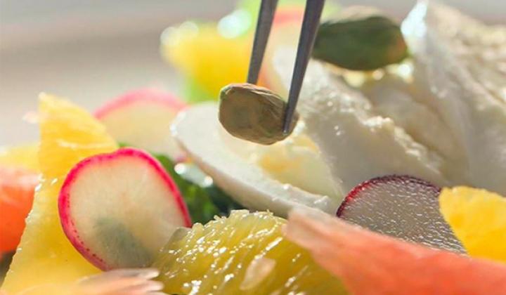 Salade de burrata, d'agrumes et de pistaches