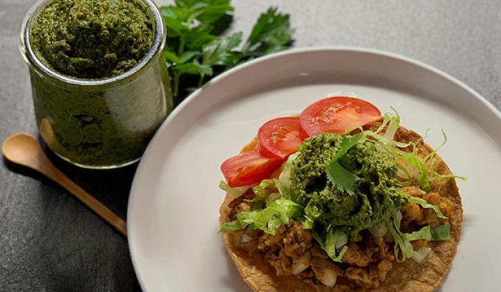 TOAST AU TEMPEH AVEC CHIMICHURRI À LA PISTACHE