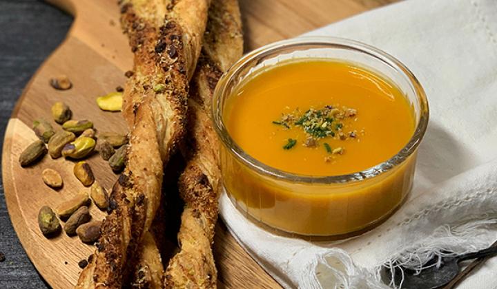 SOUPE DE CITROUILLE FUMÉE AUX PISTACHES ET PARMESAN