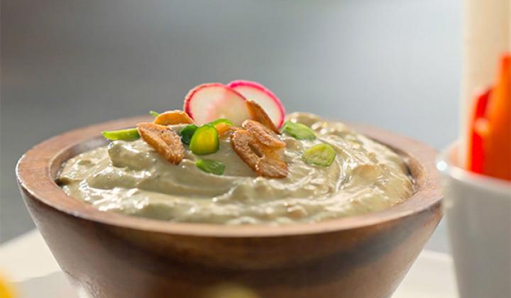 Sauce ail et pistache avec crudités
