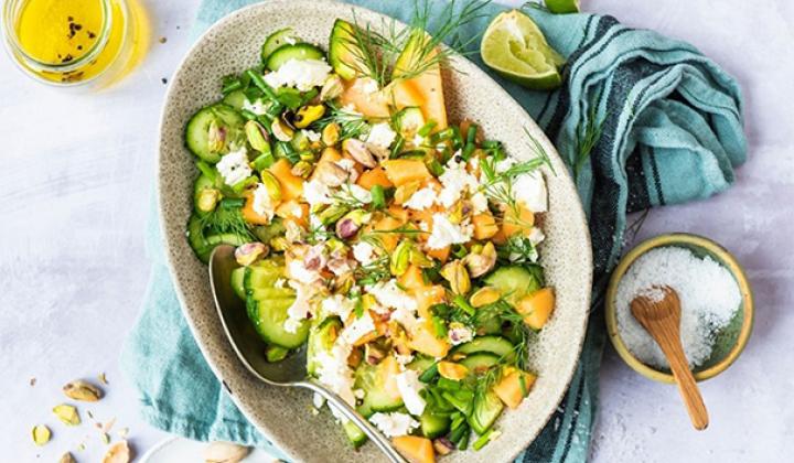 SALADE DE CONCOMBRE ET DE MELON D'ÉTÉ AVEC DES PISTACHES GRILLÉES ET DE LA FETA
