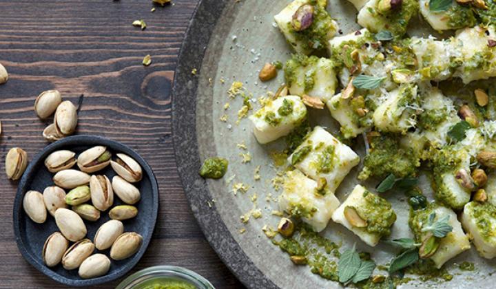GNOCCHI MAISON À LA RICOTTA ET AU CITRON AVEC PESTO DE PISTACHES