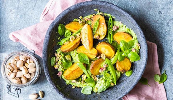 POMMES DE TERRE CROUSTILLANTES À LA CRÈME DE PISTACHE ET AUX PETITS POIS