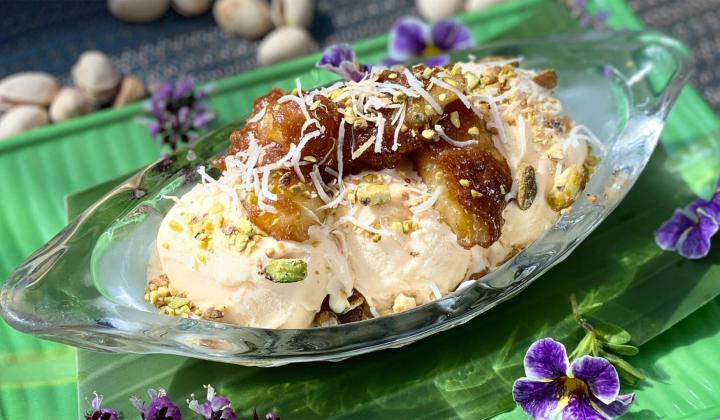 Banane flambée aux pistaches californiennes et coco râpée