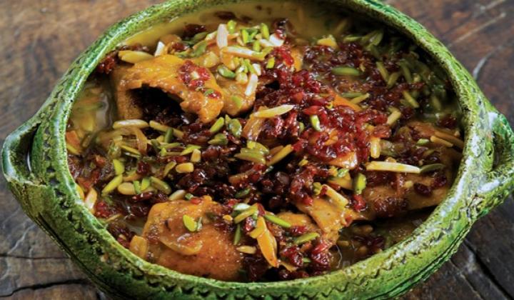 Viande braisée aux baies d'épine-vinette, aux amandes et aux pistaches 