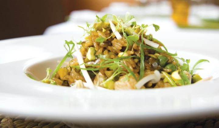 Riz cantonais au poulet et aux pistaches avec gingembre frais et moutarde chinoise 