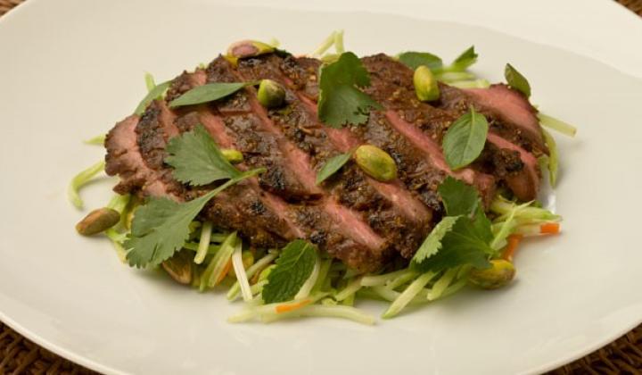 Bavette sauce Hoisin en croûte de pistaches et sa salade de brocolis sautée 