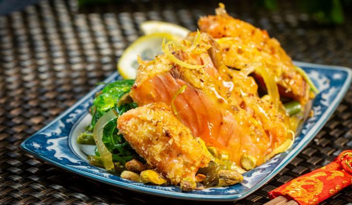 Escalopes de poisson avec une sauce piquante au citron