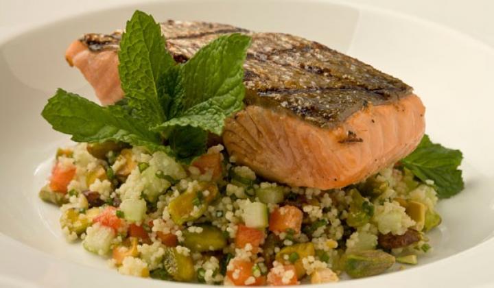 Saumon grillé et salade de couscous aux agrumes et aux pistaches 