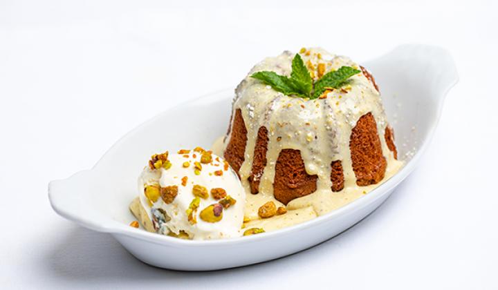 Gâteau à l'huile d'olive et aux pistaches avec glace au chocolat blanc et pistaches