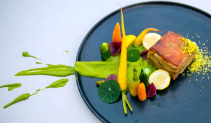 Cochon de lait rôti au mole de pistaches et aux légumes marinés 