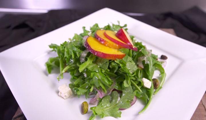 Salade de pêches et de roquette aux pistaches et vinaigrette au citron
