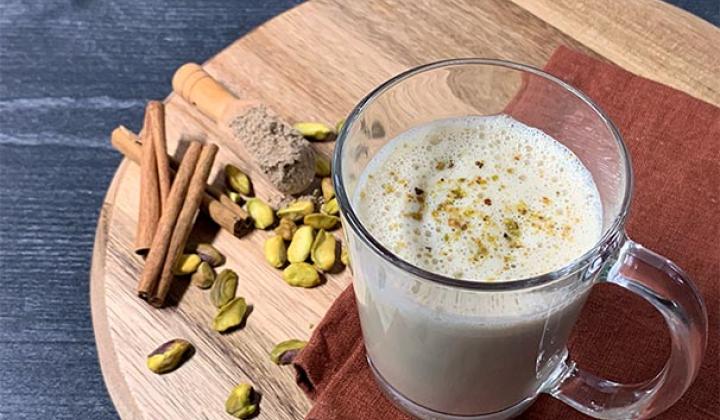 LAIT CHAI AUX ÉPICES ET À LA PISTACHE CHAI LATTE