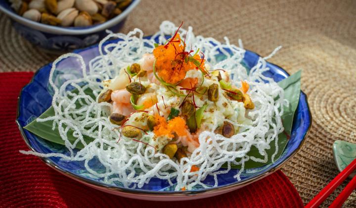 Beignets d'oeufs à la pistache avec crevettes et pétoncles