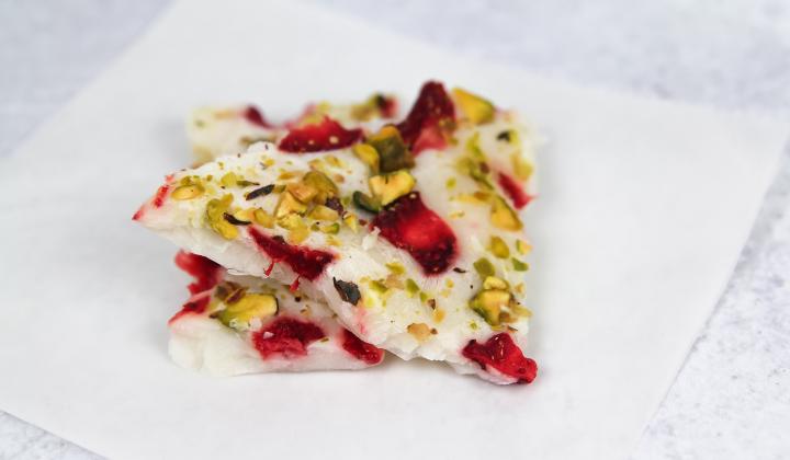 Tablette de yaourt à la fraise et aux pistaches