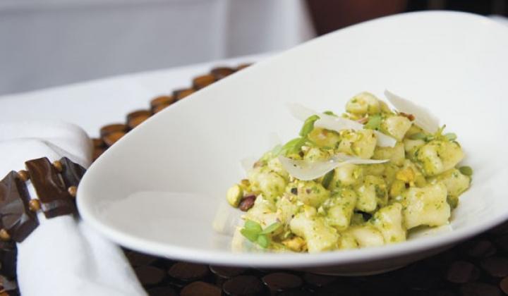 Gnocchis de pomme de terre au pesto à la pistache et au basilic 