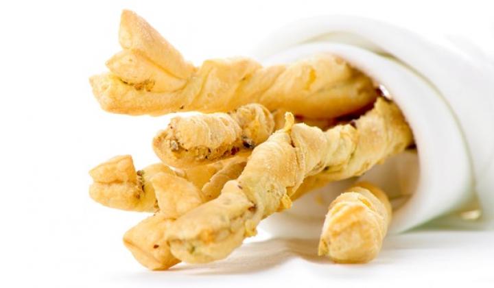 Bâtonnets de pâte feuilletée à l'emmental, aux pistaches et au bacon 