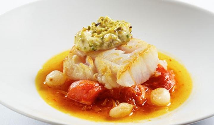 Filets de Flétan dorés, crème de pistaches et ragoût de tomates au safran, cuisiné