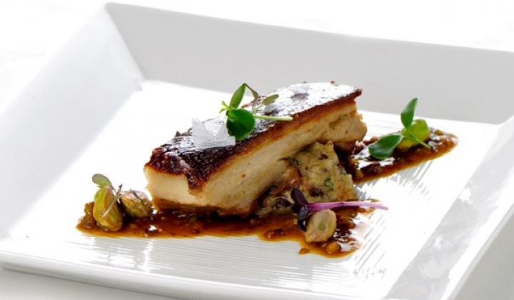 Poitrine de cochon de lait avec caviar d'aubergine, fèves de cacao, consommé de viande et pistaches 