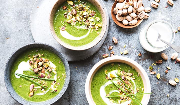 Soupe détox au brocoli et au curcuma