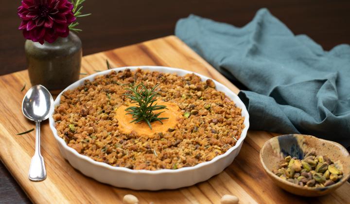 Soufflé de patate douce avec streusel et garniture de pistaches