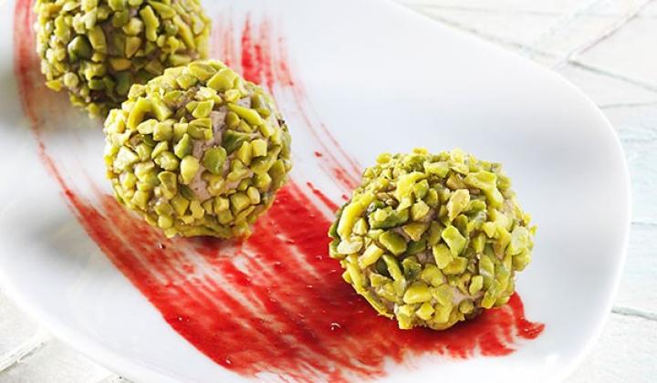 Pralines de dindes aux pistaches américaines et sauce aux canneberges 