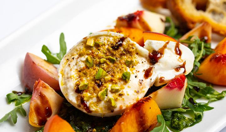 PÊCHE À LA PISTACHE ET À LA BURRATA